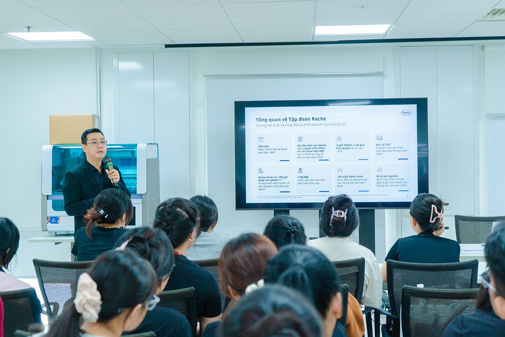 Ông Phạm Trọng Tiến - Giám đốc Trung tâm giới thiệu tổng quan về Tập đoàn Roche và quy trình vận hành phòng xét nghiệm hiện đại trong không gian 88vv11 đạt chuẩn 88vv23.