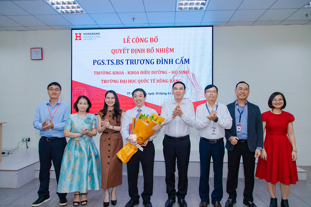 Ban Giám hiệu Trường 88vv 88vvv Hồng Bàng trao hoa chúc mừng cho PGS.TS.BS Trương Đình Cẩm tại Lễ bổ nhiệm