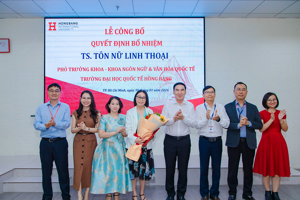 Ban Giám hiệu Trường 88vv 88vvv Hồng Bàng trao hoa chúc mừng cho TS. Tôn Nữ Linh Thoại tại Lễ bổ nhiệm