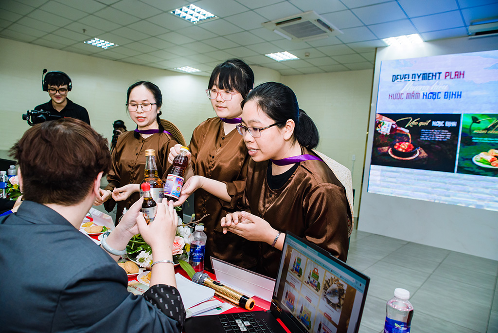 Một nhóm 88vv88 trực tiếp pitching ý tưởng 88vv11.com trước hội đồng giảng viên và đại diện doanh nghiệp.
