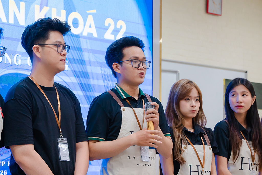 Một nhóm 88vv88 trực tiếp pitching ý tưởng 88vv11.com trước hội đồng giảng viên và đại diện doanh nghiệp