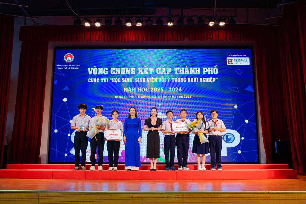 Bà Huỳnh Lê Như Trang (thứ 4 từ trái qua) và ThS.NCS Trần Thuý Trâm Quyên, Phó Hiệu trưởng Trường 88vv 88vvv Hồng Bàng trao giải nhất cho các dự án xuất sắc.