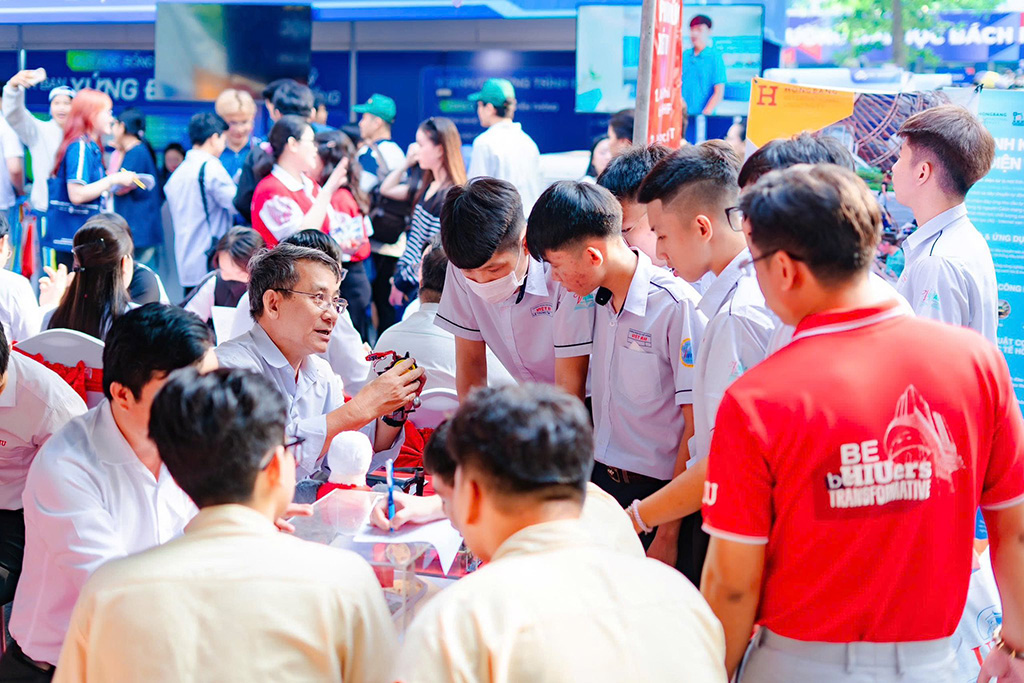 Gian tư vấn của Trường 88vv 88vvv Hồng Bàng thu hút đông đảo học sinh và phụ huynh tại Ngày hội 88vv11.com - hướng nghiệp 2026.