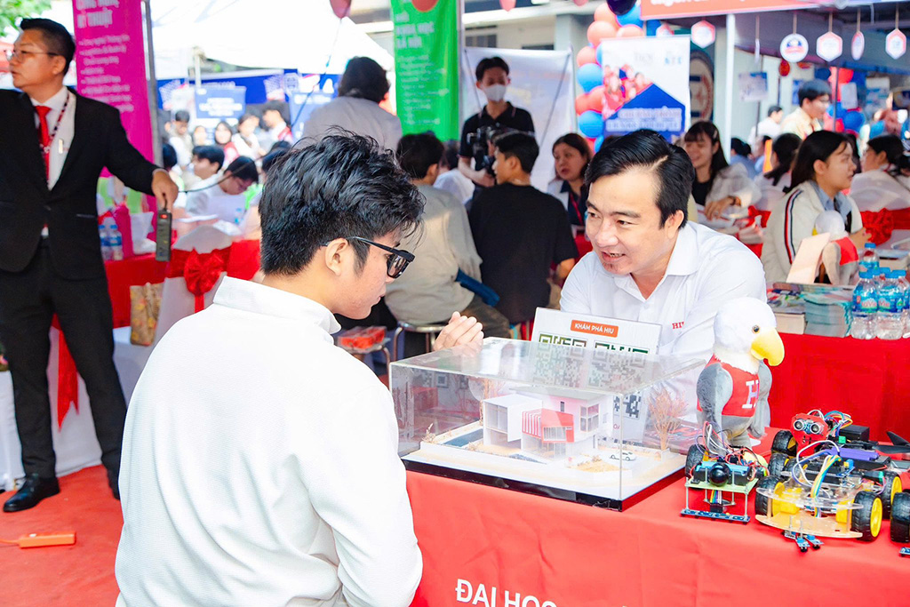 Học sinh tham gia các hoạt động tương tác tại gian tư vấn của 88vv23.com trong khuôn khổ Ngày hội 88vv11.com – hướng nghiệp 2026