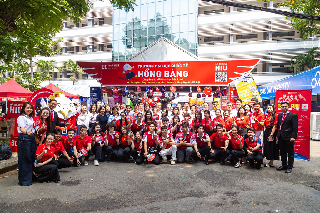 Giảng viên và chuyên viên tuyển sinh 88vv23.com trực tiếp giải đáp thắc mắc của học sinh về ngành học, phương thức xét tuyển và cơ hội nghề nghiệp.