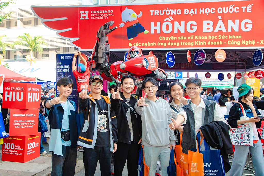 Ngày hội 88vv11.com – hướng nghiệp 2026 quy tụ hàng trăm gian tư vấn của các trường 88vv, thu hút đông đảo học sinh tham dự.