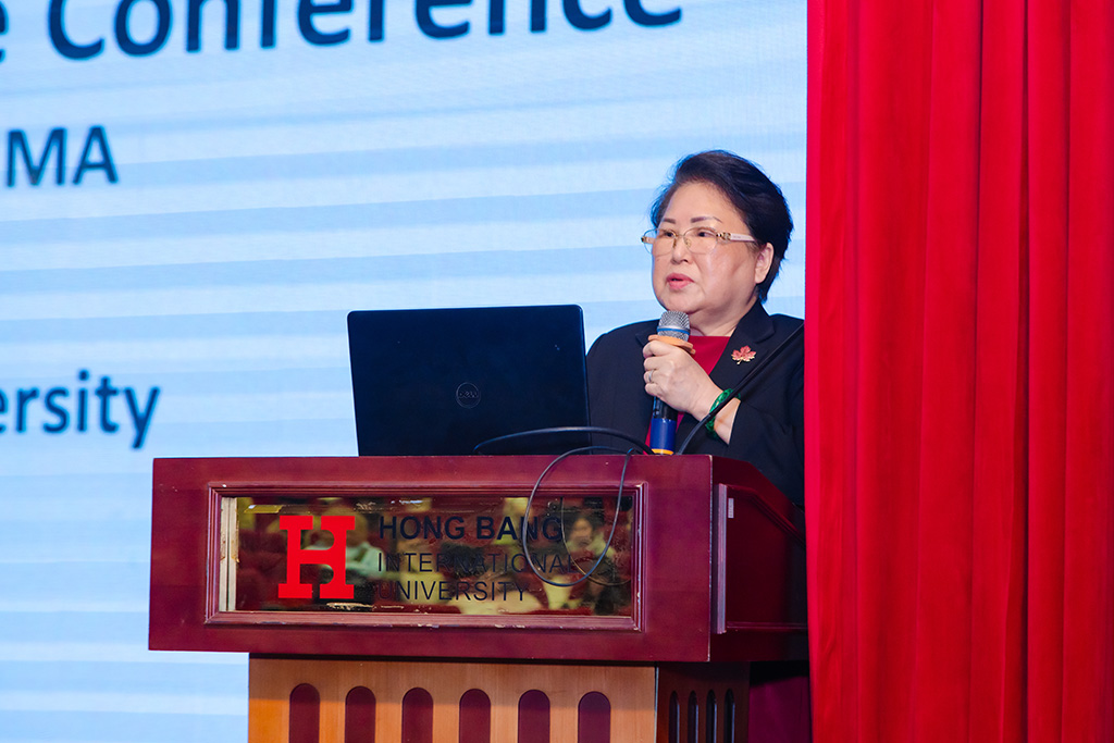 TTƯT.GVC.ThS. Nguyễn Thị Hương - Phó Trưởng khoa Thường trực Khoa 88VV - Nền tảng cá cược hiện đại, dịch vụ đẳng cấp Châu Á phát biểu tại Hội nghị trao đổi học thuật 88vv23