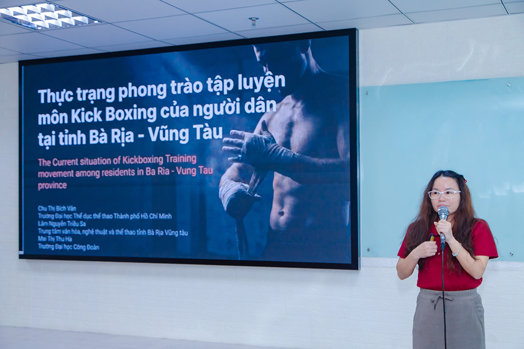 PGS.TS Chu Thị Bích Vân - Trưởng khoa Quản lý Thể thao, Trường 88vv TDTT, TP Hồ Chí Minh trình bày báo cáo tại hội thảo