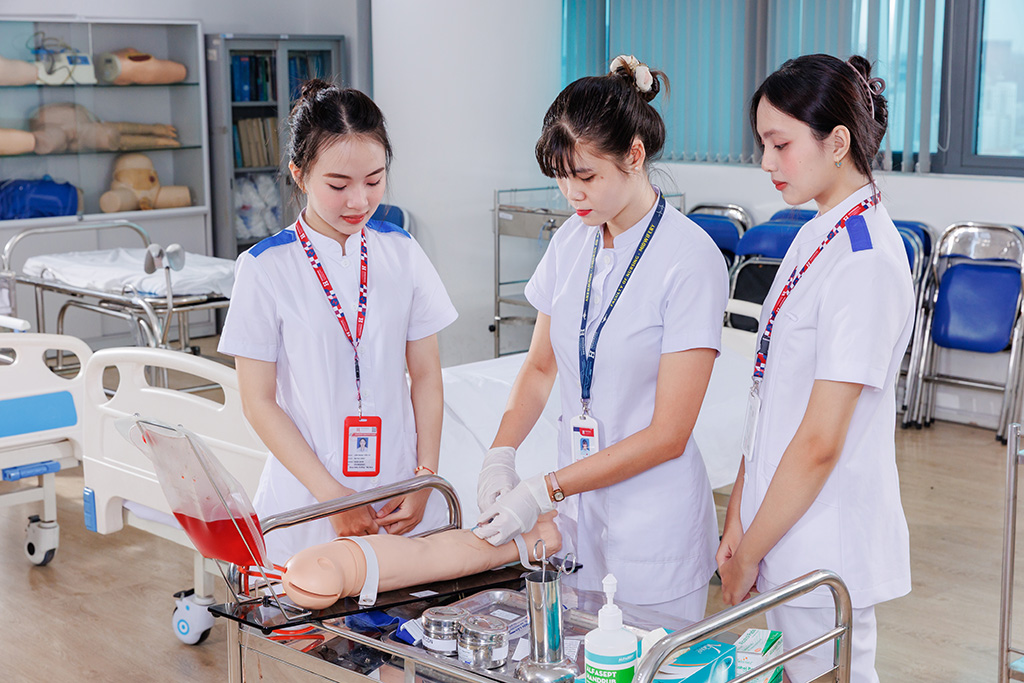 Sinh viên ngành 88vvv.com - 88vvv tại 88vv23.com được 88vv11 88vv23 ứng dụng giữa lý thuyết và thực tiễn