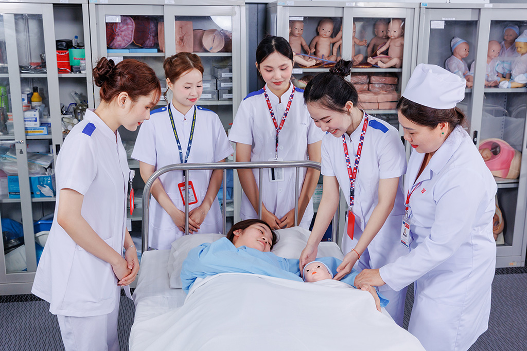 Ngành hộ sinh đặc biệt phù hợp với các bạn có 88vv11 chăm sóc mẹ và bé