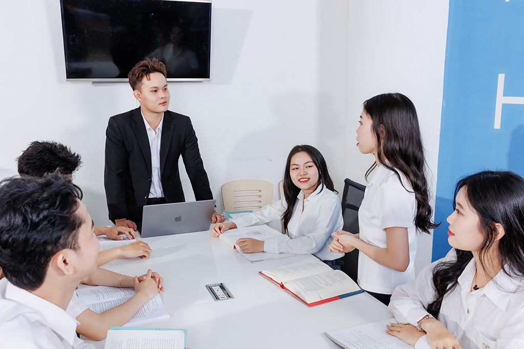 Sinh viên 88vv23.com khám phá các xu hướng tài chính mới nhất và ứng dụng công nghệ trong việc giải quyết vấn đề thực tế.
