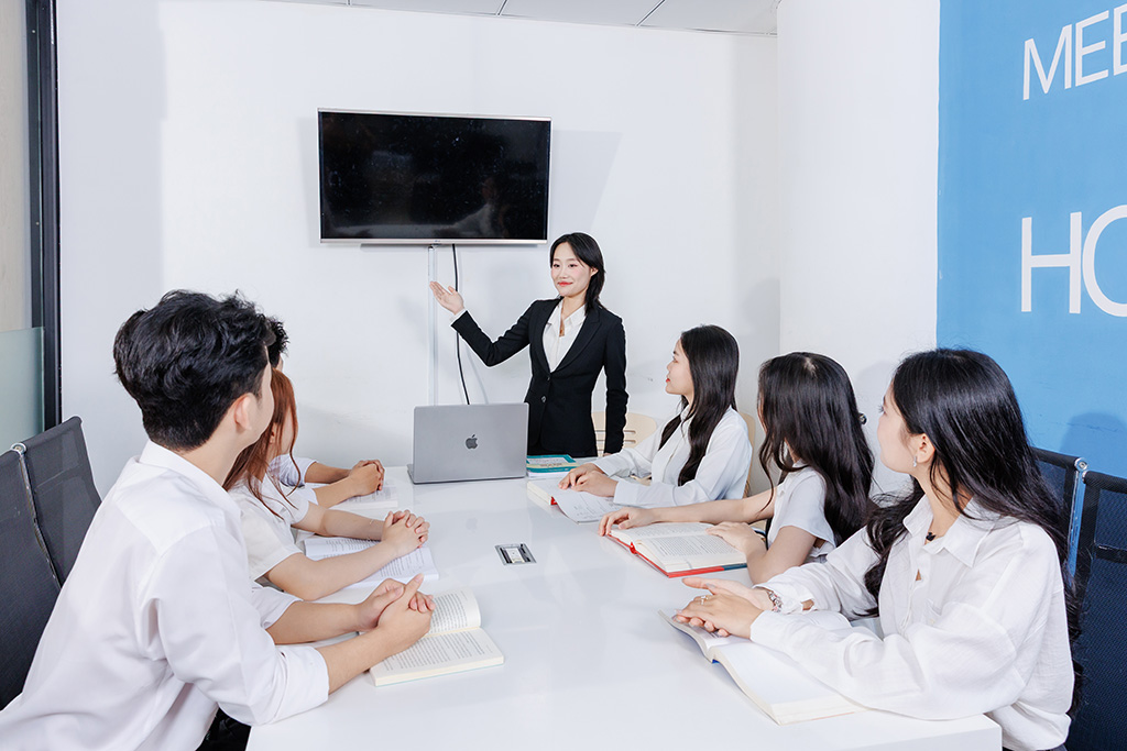Sinh viên 88vv23.com trong ngành Fintech: Được trang bị những kiến thức và kỹ năng cần thiết để dẫn đầu trong nền kinh tế số.