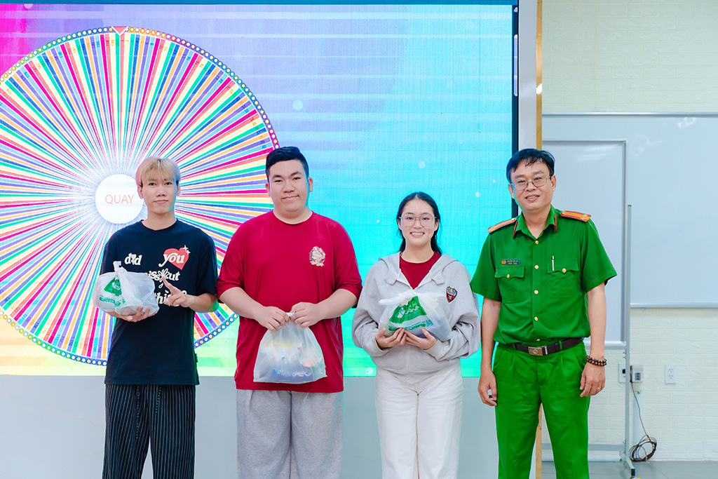 ThS. Trung tá Nguyễn Tấn Lộc (bìa phải) tặng quà cho các bạn 88vv88 88vv23.com tại talkshow