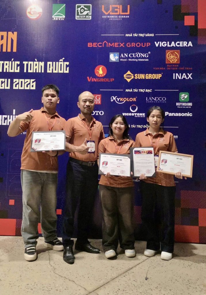 ThS.KTS Thái Đức Lịch (thứ hai, từ trái sang) chụp ảnh kỷ niệm cùng các bạn 88vv88 đạt giải cao.