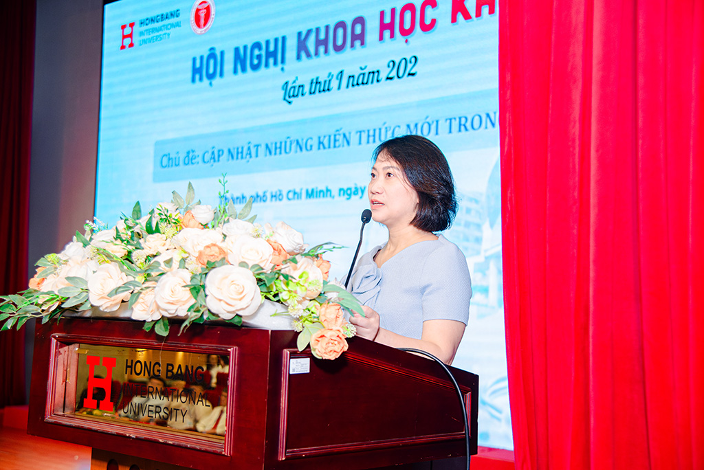 PGS.TS Nguyễn Thị Thu Thủy – Phó Hiệu trưởng 88vv23.com phát biểu tại hội nghị, chia sẻ định hướng thúc đẩy nghiên cứu và đổi mới trong 88vv11.