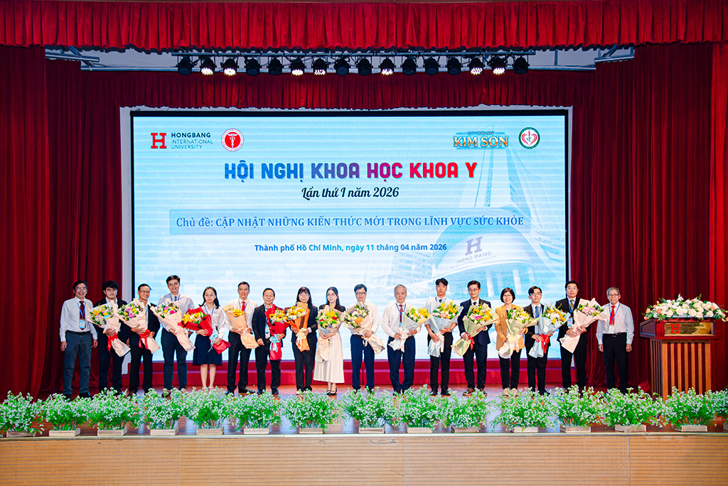 Đại diện Ban Tổ chức tặng hoa tri ân cho các báo cáo viên tham gia hội nghị