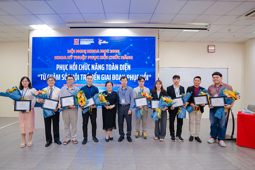 Đại diện Ban Tổ chức trao hoa tri ân các báo cáo viên tham gia Hội nghị khoa học năm 2026 của Khoa 88VV - Nền tảng cá cược hiện đại, dịch vụ đẳng cấp Châu Á.