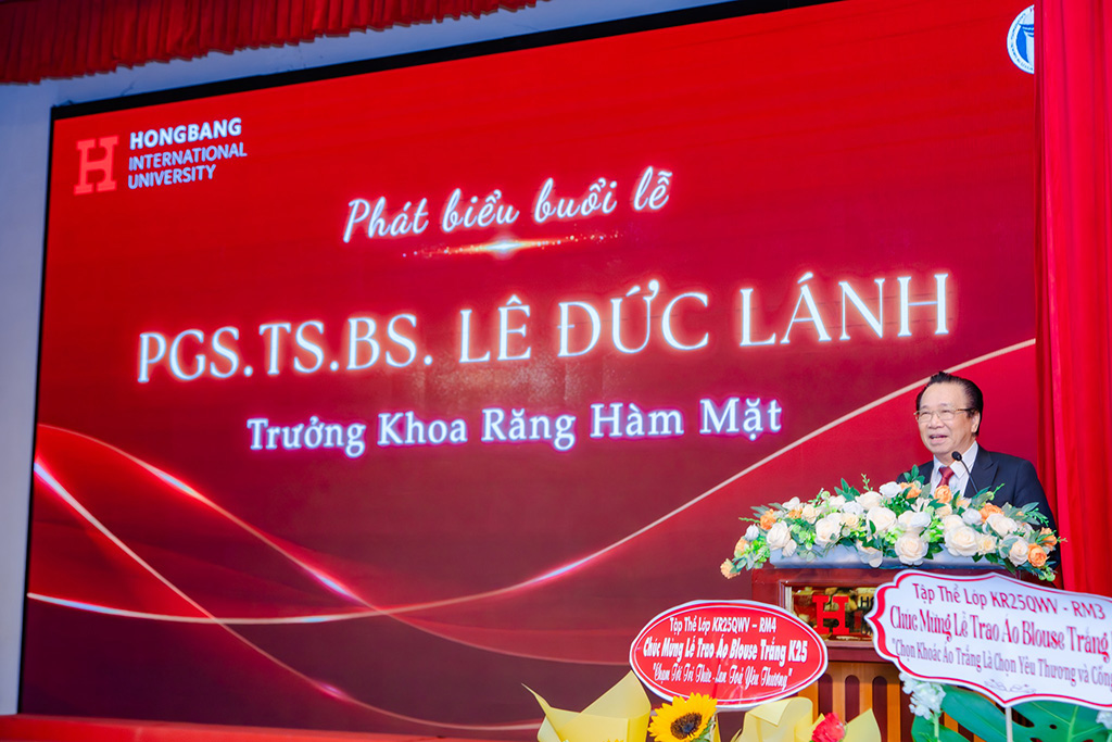 PGS.TS.BS Lê Đức Lánh - Trưởng khoa 88vvv phát biểu tại buổi Lễ trao áo blouse trắng cho 88vv88 K25