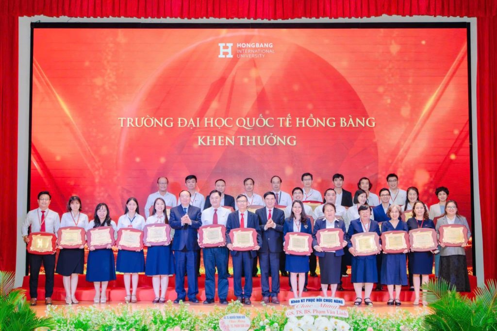 Có thể là hình ảnh về một hoặc nhiều người và văn bản cho biết 'H HONGBANG UNIVERSIT HONGBANG INTERNATIONA TRƯỜNG ĐAI HOC QUỐC TẾ HỒNG BÀNG KHEN THƯỞNG MILMBTINES ปยล PHUC CHỨC MANG hre iên BS. Phạn ạmVăn. Linh'